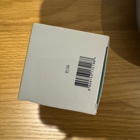 NIB BYROE Oat Yogurt Moisture Barrier Cream - Gold and Cream - Picture 3 of 3